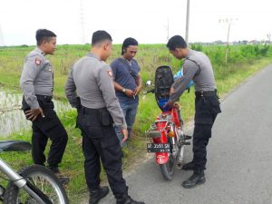 Polisi di Rembang Belikan 1 Botol Pertalite Ketika Mengetahui Ada Motor Warga Mogok
