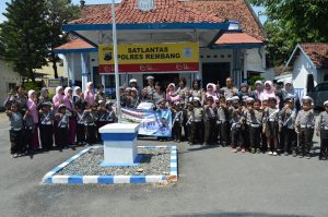 Ketua Yayasan Kemala Bhayangkari Cabang Rembang Ajak Puluhan anak anak TK Bhayangkari 48 Rembang Kunjungi Sat Lantas Polres Rembang.
