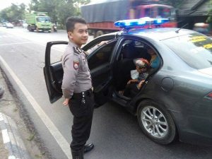 Mobil Patroli Sat Sabhara Polres Rembang Beri Tumpangan Ibu Siti bersama Anaknya