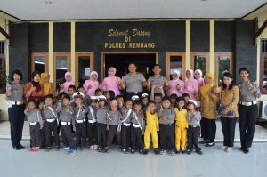Anak Anak TK  Bhayangkari 48 Rembang Kunjungi Polres Rembang