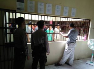 Wakapolres Rembang mengecek Tahanan di Rutan Polres Rembang