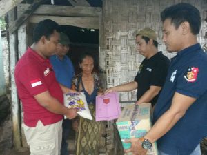 3 Anggota Sat Reskrim Polres Rembang berikan  Paket Sembako dan Tali asih untuk Mbah Parmi