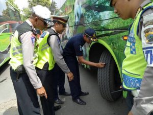 Jelang Long Weekend, Sat Lantas Polres Rembang dan Dishub Razia Kelayakan Bus