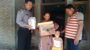 Anggota Polsek Kaliori Polres Rembang  Salurkan Bantuan Anak Yatim di Desa Mojowarno