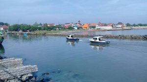 Sat Polair Polres Rembang Pantau Wisatawan Dengan Patroli di Objek Wisata Pantai