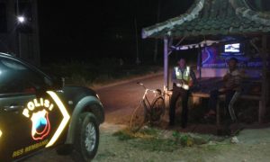 Patroli Polsek Rembang  Sambangi Pos Ronda Desa Kasreman