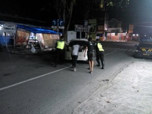 3 Angggota Patroli Sat Sabhara Polres Rembang Bantu Dorong Mobil Mogok