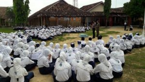 Kanit Binmas Polsek Sarang Polres Rembang Menjadi Pembina Upacara Di SMP N 1 Sarang