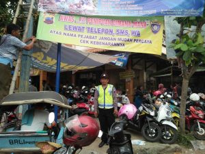Sat Binmas Polres Rembang  Pasang Spanduk Himbauan Kamtibmas di Pasar Rembang