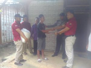 Berikan Santunan, Anggota Polsek Kaliori Polres Rembang Datangi Rumah Anak Yatim di Desa Sendang Agung