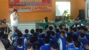 Sat Resnarkoba Polres Rembang Sosialisasikan Bahaya Narkoba di SMP N 2 Rembang