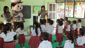 Gelar Polsanak Sat Lantas Polres Rembang Kenalkan Badut Slamet di TK Pertiwi