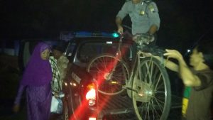 Mobil Patroli Polsek Sarang Rembang Bantu Antar Pulang Warga Yang Sepedanya Alami Bocor Ban