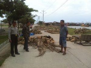 Anggota Polsek Kota Rembang Himbau Saat Jalan Menuju Pelabuhan Tasikagung Diblokir