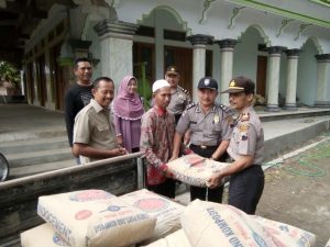 Silaturahmi Kamtibmas Polsek Kaliori Rembang Bantu Semen Untuk Renovasi Masjid Sobirin Muttaqin