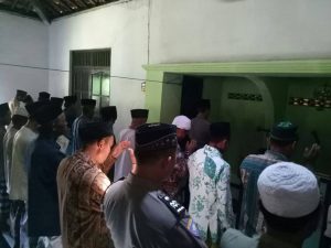 Plt Kasat Binmas Polres Rembang Jadi Khotib dan Imam Sholat Jumat