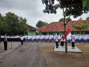 Kasat Binmas Polres Rembang Menjadi  Pembina Upacara di M3R Rembang
