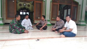 Memakmurkan Masjid,  Anggota Polsek Sumber Rembang Sholat Berjamaah Bersama Warga