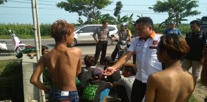 Nekat Tiduran Di Tengah Jalur Pantura  Rembang , Puluhan Remaja Digaruk Polisi