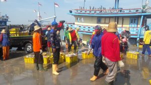 Patroli  Satpol Air Polres Rembang Sampaikan Pesan Kamtibmas kepada Nelayan