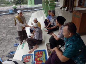 Memakmurkan Masjid, Anggota Polsek Kaliori Rembang Sholat Berjamaah Bersama Warga