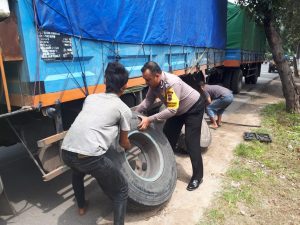 Truk  Patah As Dijalan  Pantura Anggota Polsek Sarang Polres Rembang Bantu Atur Lalu Lintas