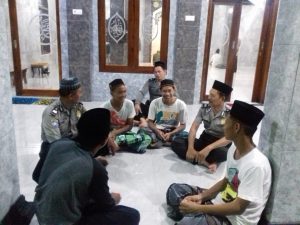 Memakmurkan Masjid, Anggota Polsek Kaliori Rembang Sholat Berjamaah Bersama Warga