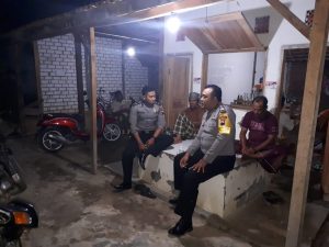 Sambangi Warung Kopi, Bhabinkamtibmas Polsek Sarang Polres Rembang Sampaikan Pesan Kamtibmas