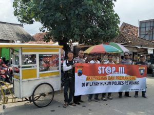 Sat Binmas Polres  Rembang Beri Penyuluhan kepada Tukang Parkir dan Makelar
