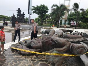 Polsek Sarang Rembang Pasang Garis Polisi  di Lokasi Patung Diponegoro Yang Roboh