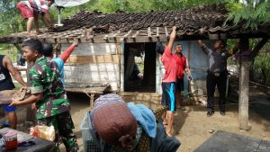 Bhabinkamtibmas Polsek Lasem Rembang Ikuti Kerja Bakti di Rumah Warga Binaanya