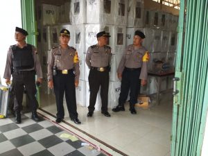 Hari ke 2 Kabag Ops Polres Rembang Awasi Langsung Distribusi Logistik Pemilu 2019 Dari Gudang KPU ke PPK