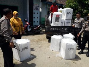 Jajaran Polres Rembang Mulai Kawal Logistik Hasil Pemilu dari PPS ke PPK