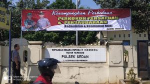 Polsek Sedan Polres Rembang Pasang Spanduk Pesan Damai Pemilu 2019
