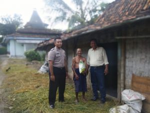 Peduli Warga Binaannya, Bhabinkamtibmas Polres Rembang Berikan Bantuan Sembako