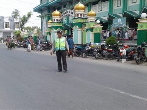 Anggota Polsek Pamotan Polres Rembang melaksanakan PAM Solat Jumat Di Masjid Al Amin Pamotan