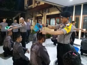 Kapolres Rembang Pimpin Tradisi Sambut 12 Personel Bintara Baru