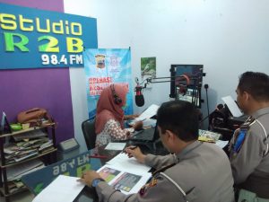 Melalui Radio R2B FM , Sat Lantas Polres Rembang Sosialisasikan Ops Keselamatan Candi 2019