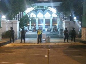 Polisi Sterilisasi Masjid Agung Rembang Jelang Sholat Idul Fitri 1440 H