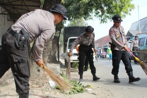 Sat Sabhara Polres Rembang Gotong Royong Bersihkan Lingkungan Pasar