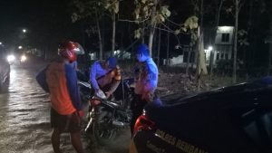 Tiga Polisi Rembang Belikan Pengendara Motor Mogok Pertalite Eceran