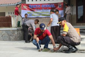 Dalam Rangka HUT Bhayangkara Ke 73 Polres Rembang Adakan Kerja Bakti Bersihkan Masjid