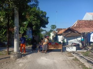 Gapura Kampung Rusak Ditabrak Kendaraan Perusahaan, Warga Kaliori Rembang Blokir Akses Jalan