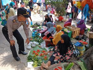Sehari Jelang Lebaran Polisi Blusukan ke Pasar Rembang, Ingatkan Warga Waspada Uang Palsu