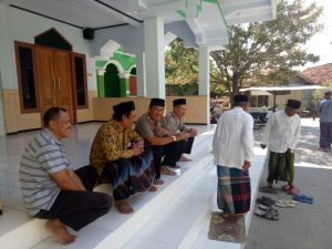 Kapolsek Kaliori Rembang Sholat Jum’at Berjamaah Bersama Masyarakat