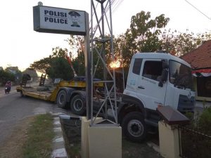 Kantor Mapolsek Sluke Disruduk Truck Tlailer