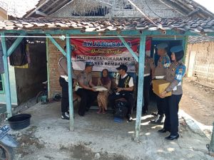 HUT ke-73 Bhayangkara, Warga Tak Mampu Dapat Sembako dari Propam Polres Rembang