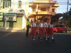 Hari Pertama Masuk Sekolah, Polsek Sulang Rembang Melaksanakan Pengaturan Lalu Lintas