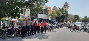 Berikan Rasa Nyaman Dan Aman, Polisi di Rembang Jaga dan Atur Lalu Lintas Saat Sholat Jum’at