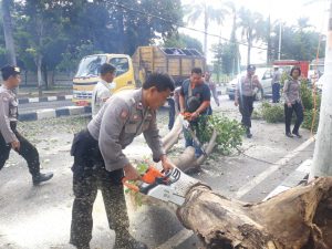 Anggota Unit Dalmas Sat Sabhara Polres Rembang Bantu Warga Evakuasi Pohon Tumbang